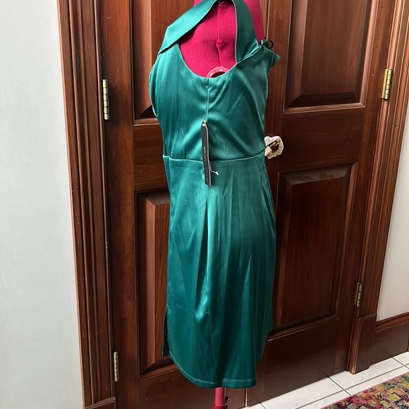My Michelle  Holiday Emerald green Satin Dress   Off the shoulders   Size 11 NWT - Picture 7 of 11